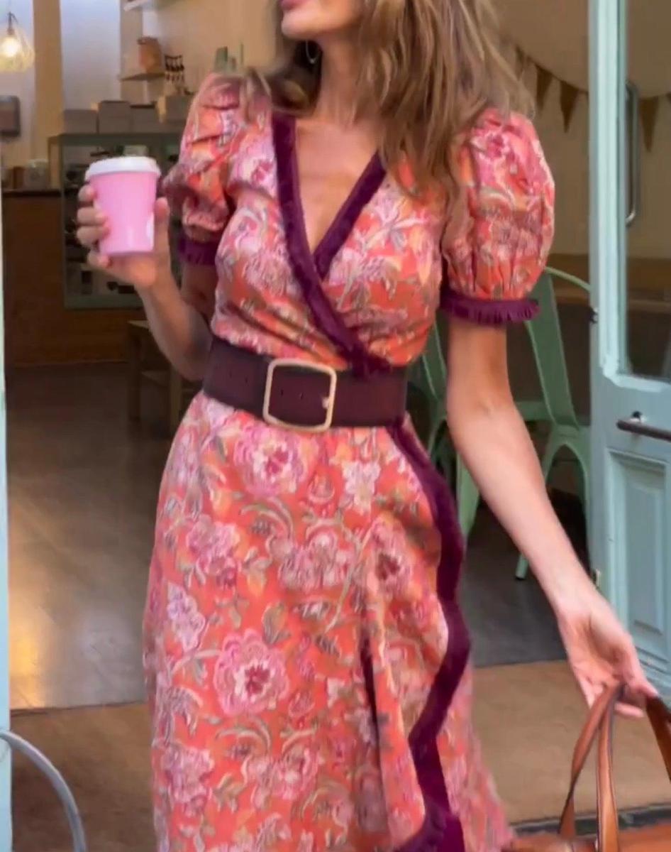 Elegante vestido largo rosa de manga corta